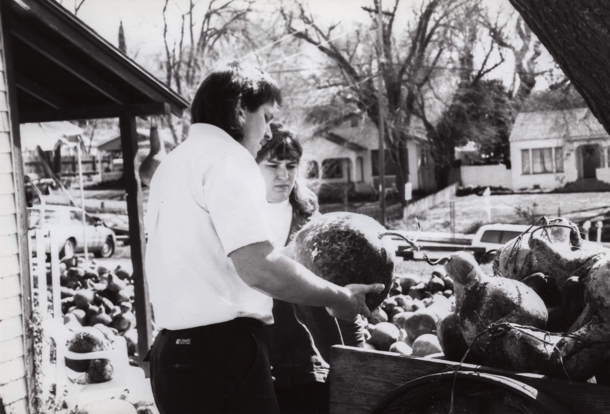 Ben and Denise of Meadowbrooke Gourds looking at gourds