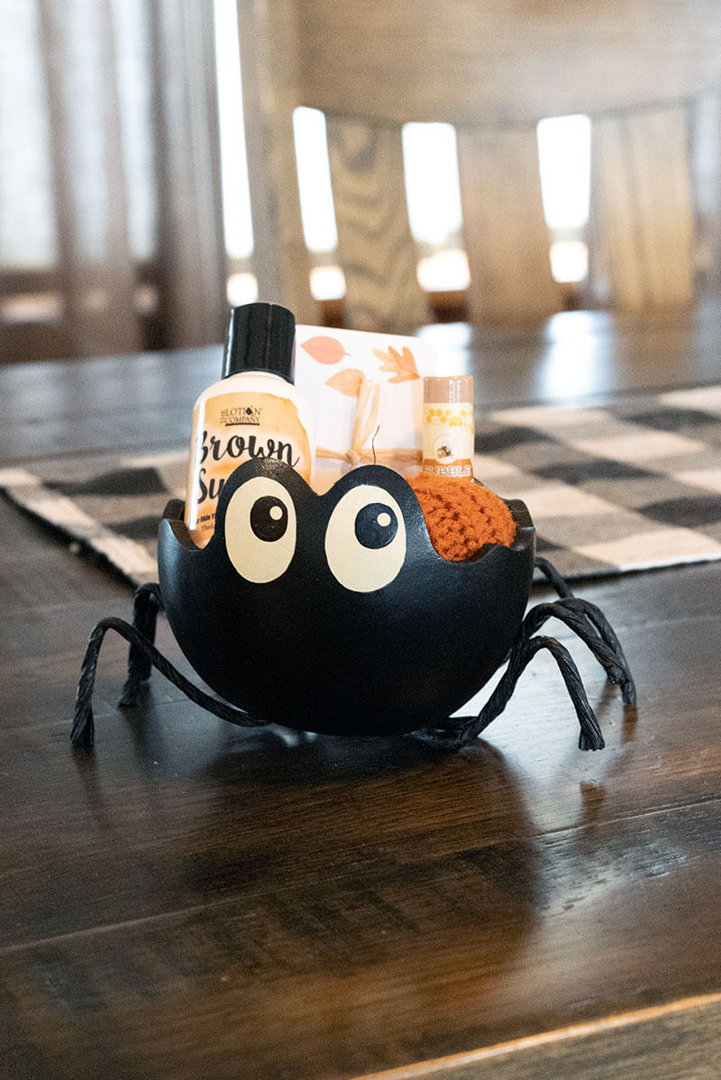 Spider Gift Basket at Meadowbrooke Gourds. 