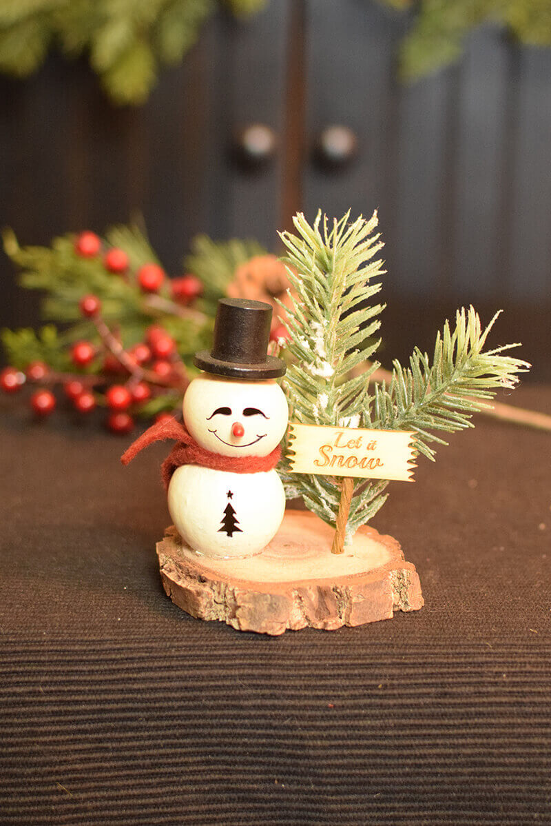 Little Easton gourd snowman scene at Meadowbrooke Gourds